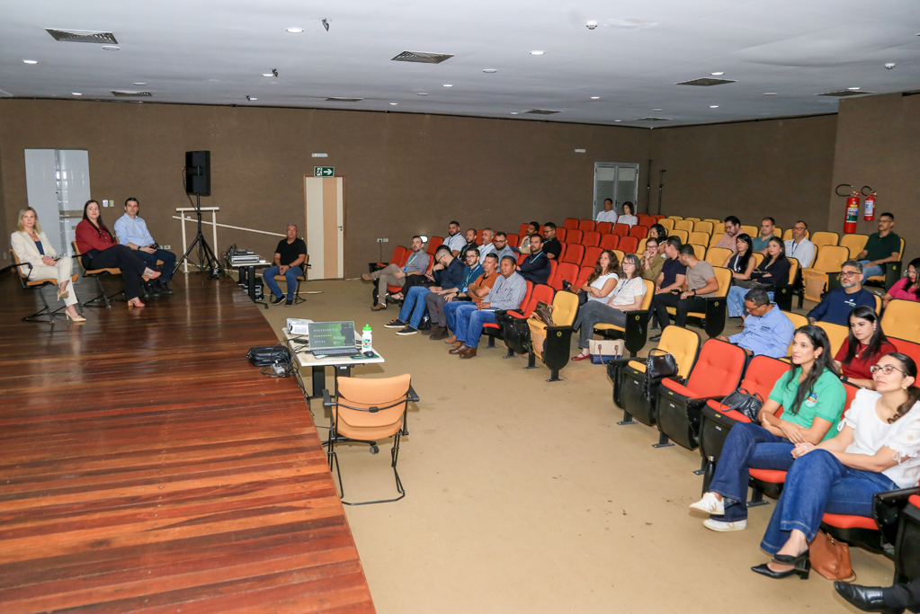 Encontro t&eacute;cnico debate manejo de &aacute;rvores pr&oacute;ximas &agrave; rede el&eacute;trica em Corumb&aacute;