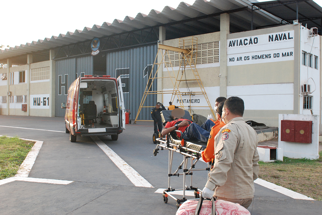Comando do 6º Distrito Naval resgata idoso com fortes dores abdominais na região de Paiaguás