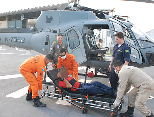 Comando do 6º Distrito Naval resgata idoso com fortes dores abdominais na região de Paiaguás