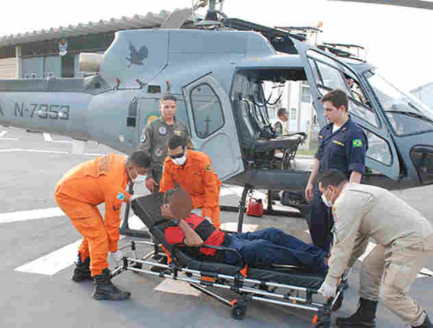 Comando do 6&ordm; Distrito Naval resgata idoso com fortes dores abdominais na regi&atilde;o de Paiagu&aacute;s