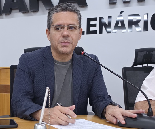 Alexandre prop&otilde;e question&aacute;rio M-CHAT para diagn&oacute;stico precoce do TEA