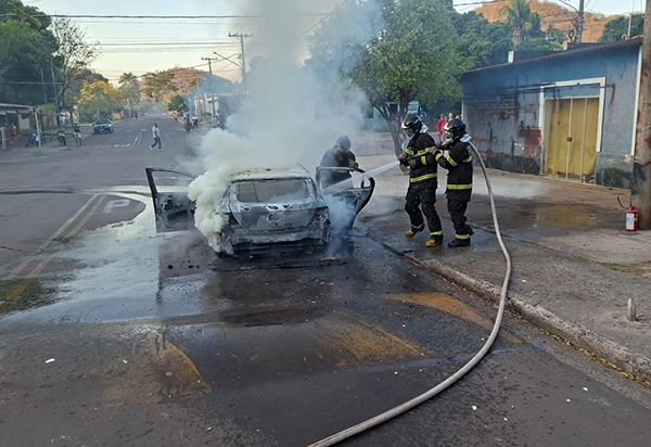 Carro fica destru&iacute;do ap&oacute;s ser consumido pelo fogo no bairro Cristo Redentor em Corumb&aacute;