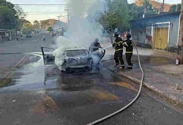 Carro fica destru&iacute;do ap&oacute;s ser consumido pelo fogo no bairro Cristo Redentor em Corumb&aacute;