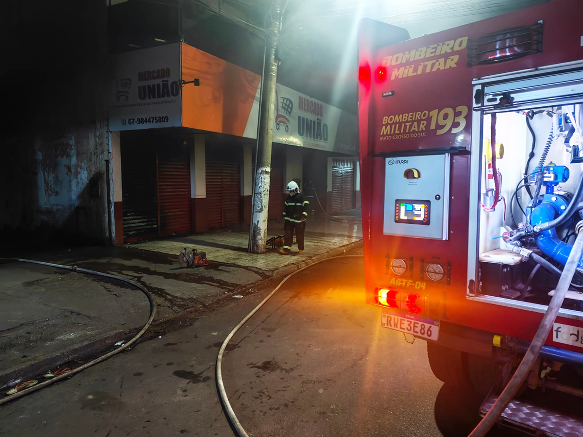 Bombeiros combatem incêndio em mercado localizado no bairro Dom Bosco em Corumbá