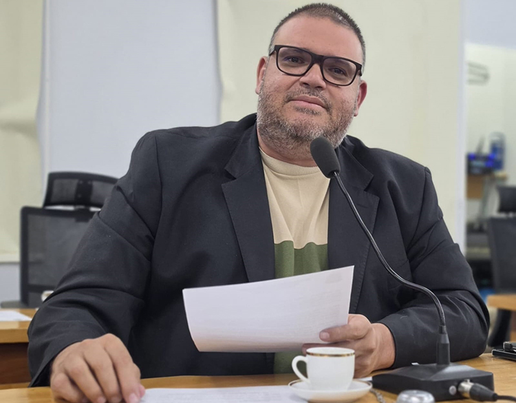 Jovan pede remoção de vergalhões de ferro no calçadão da Avenida Gaturama