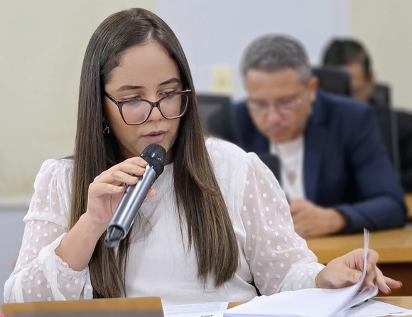 Hanna solicita servi&ccedil;os de melhorias no campo de futebol do Centro Am&eacute;rica