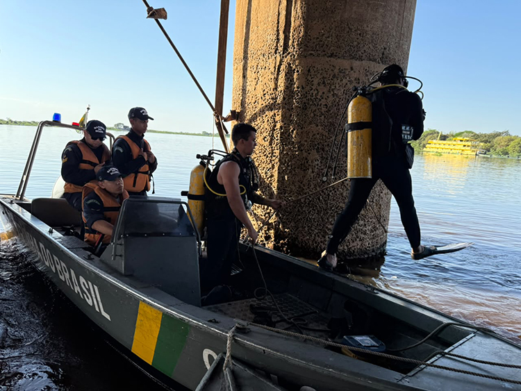 Marinha atua na limpeza das estruturas de capta&ccedil;&atilde;o de &aacute;gua em Corumb&aacute; 