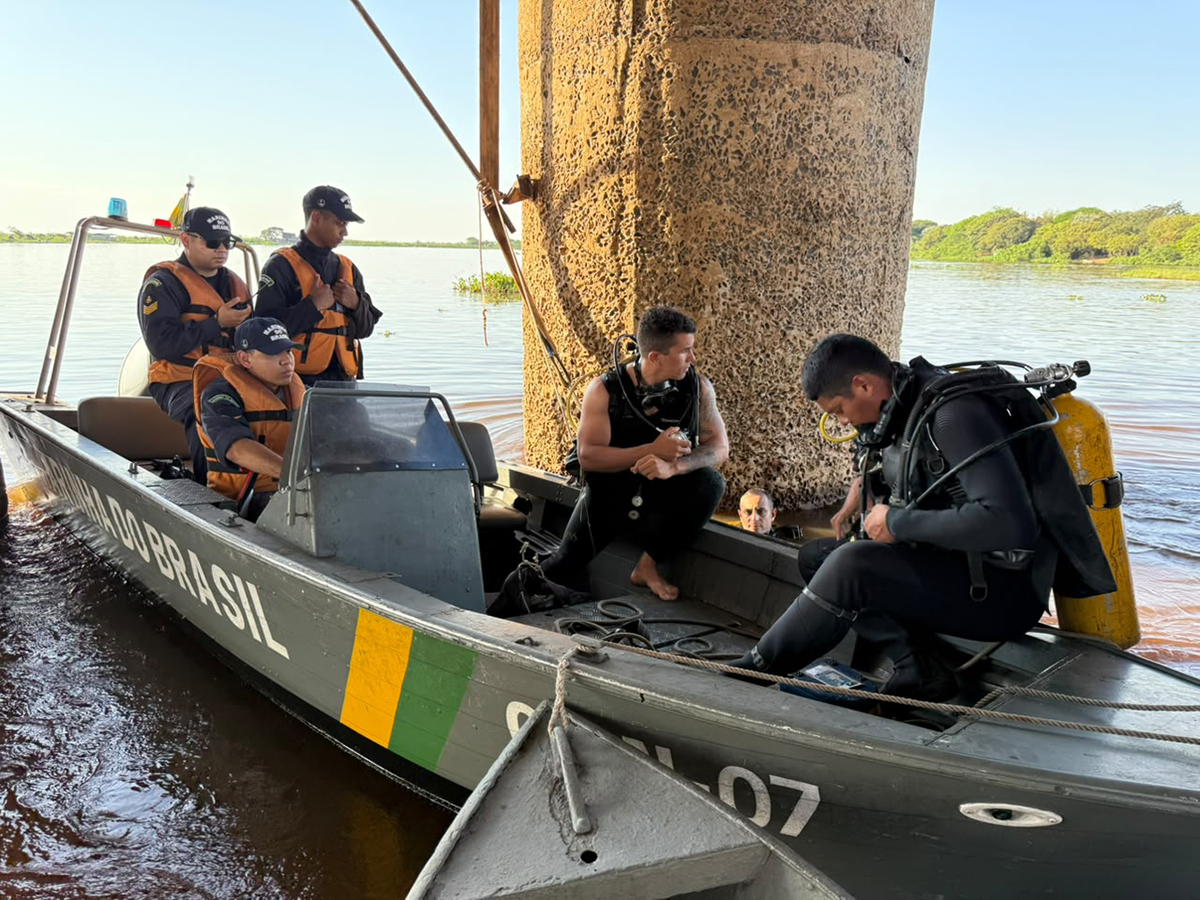Marinha atua na limpeza das estruturas de capta&ccedil;&atilde;o de &aacute;gua em Corumb&aacute; 