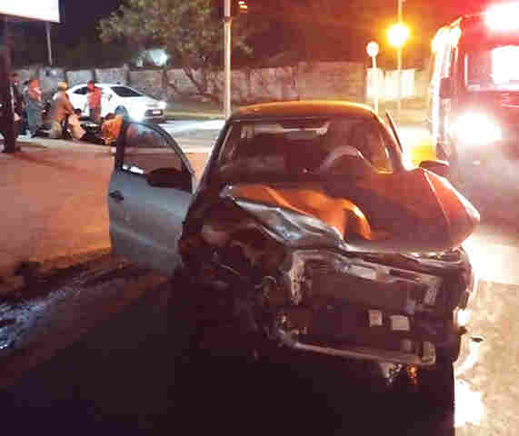 Acidente entre moto e carro deixa homem com a perna ferida no Centro de Corumb&aacute;