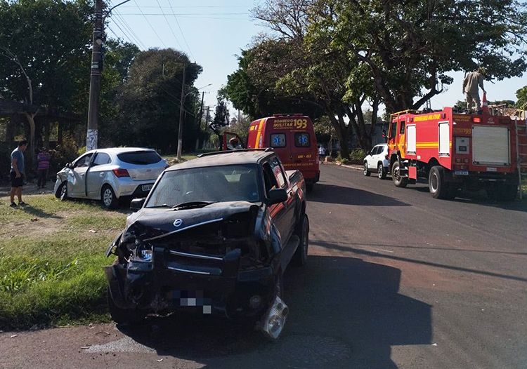 Batida entre camionete e carro deixa pai e filha feridos no Bairro Universitário em Corumbá