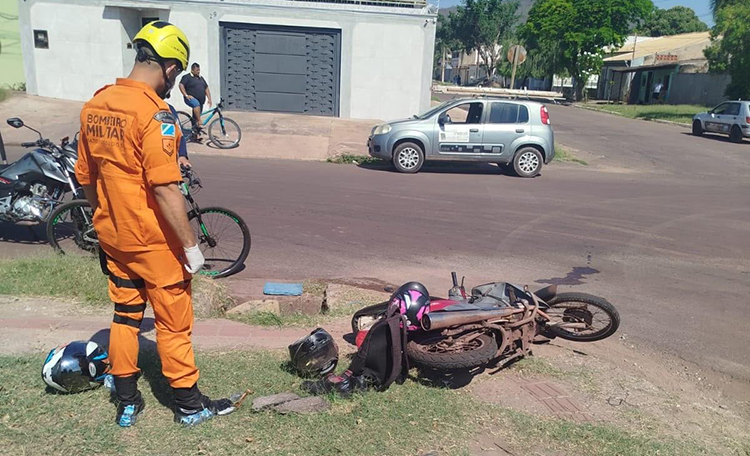 Motociclista sofre lesão no braço e cortes na cabeça após acidente com carro em Corumbá