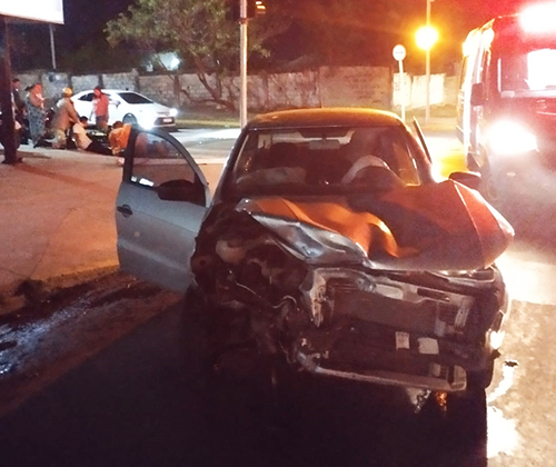 Acidente entre moto e carro deixa homem com a perna ferida no Centro de Corumbá