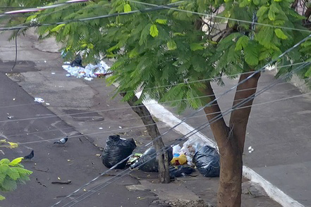 Descarte irregular de lixo aos domingos provoca sujeira na área central da cidade