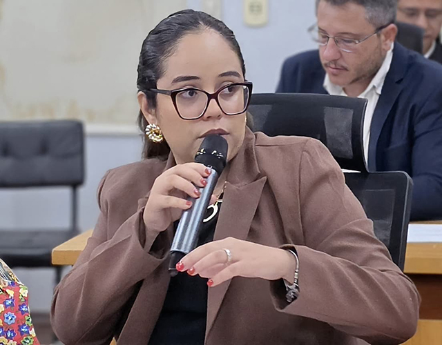 Hanna busca informa&ccedil;&otilde;es sobre as obras do Centro de Sa&uacute;de da Mulher em Corumb&aacute;