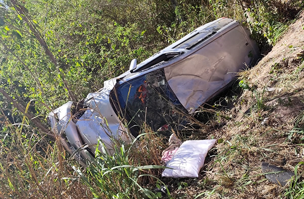 Bombeiros atendem capotamento de van boliviana na rodovia Ramão Gomes
