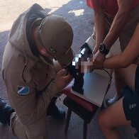 Bombeiros realizam retirada de mulher que ficou com dedos presos em m&aacute;quina de fazer massa em Corumb&aacute;