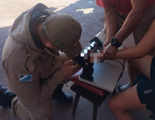 Bombeiros realizam retirada de mulher que ficou com dedos presos em máquina de fazer massa em Corumbá