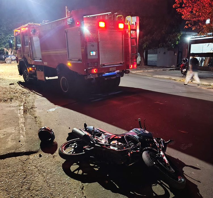 Motociclista fica ferido após perder controle da direção, bater em uma lixeira e sofrer queda em Corumbá