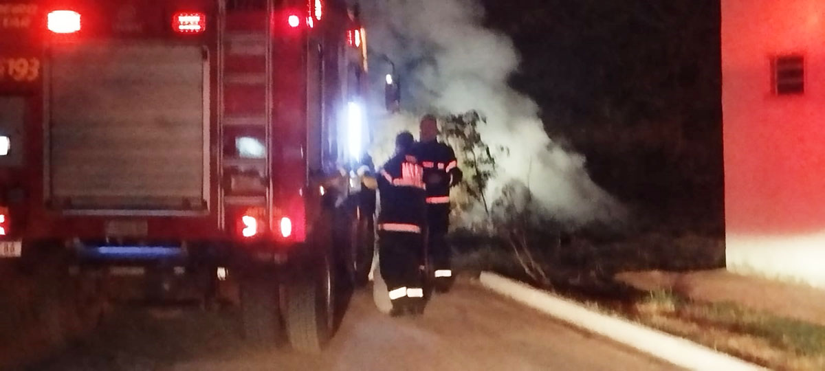 Inc&ecirc;ndio em terreno baldio &eacute; controlado pelo Corpo de Bombeiros em Corumb&aacute;