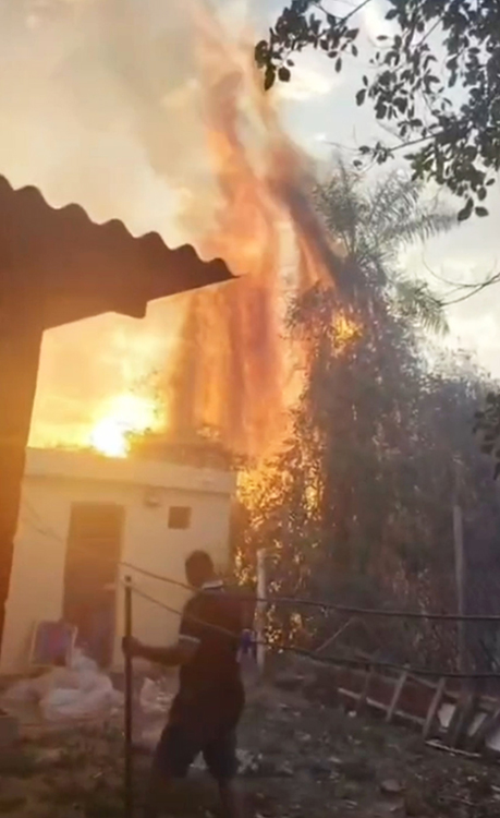 Fogo em vegeta&ccedil;&atilde;o avan&ccedil;a sobre resid&ecirc;ncias em diversos bairros de Corumb&aacute; e mobiliza Corpo de Bombeiros