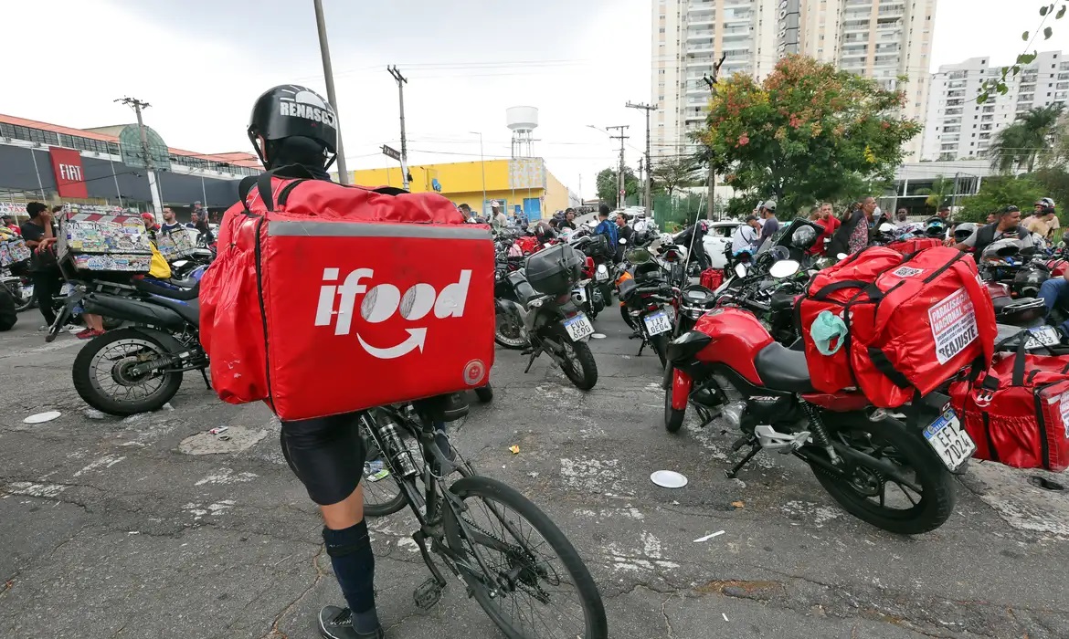 Brasil tem 2 milh&otilde;es de pessoas que trabalham por meio de aplicativos 