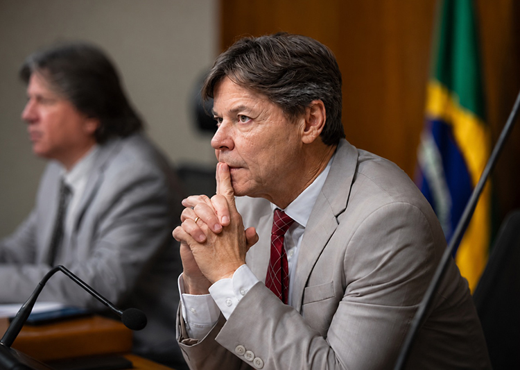 Articula&ccedil;&atilde;o de Paulo Duarte garante avan&ccedil;o para constru&ccedil;&atilde;o de casas populares em Corumb&aacute;