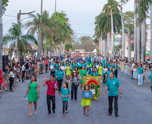 Vereador Marcelo solicita pontos de distribuição de água potável durante desfile de aniversário da cidade