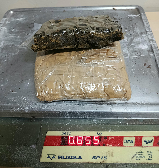 PM apreende 855 gramas de haxixe marroquino na BR-262 em &ocirc;nibus que saiu de Corumb&aacute; com destino a SP