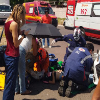 Colis&atilde;o entre carro e motocicleta deixa mulher ferida no bairro Popular Velha em Corumb&aacute;