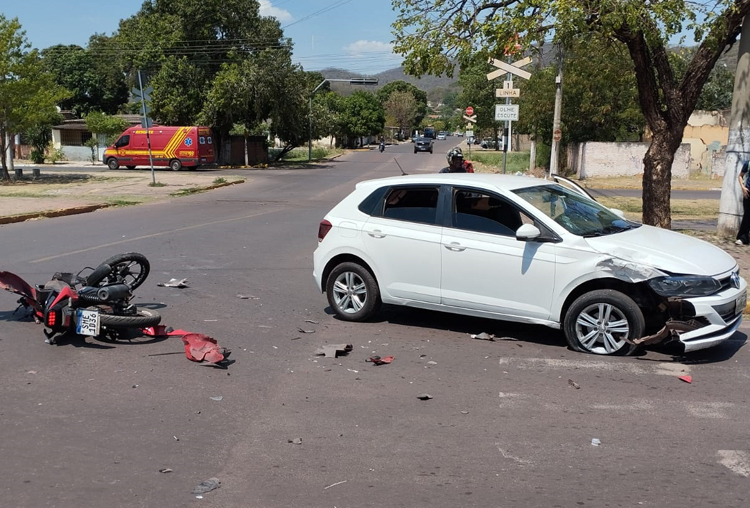 Corpo de Bombeiros atende colis&atilde;o entre carro e motocicleta no bairro Maria Leite em Corumb&aacute;