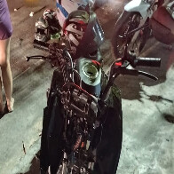 Duas pessoas ficam feridas ap&oacute;s colidir motocicleta em ve&iacute;culo que estava estacionado em Corumb&aacute;