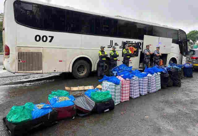 &Ocirc;nibus com passageiros bolivianos que saiu de Corumb&aacute; foi interceptado no Estado de SP com 746 kg de folhas de coca
