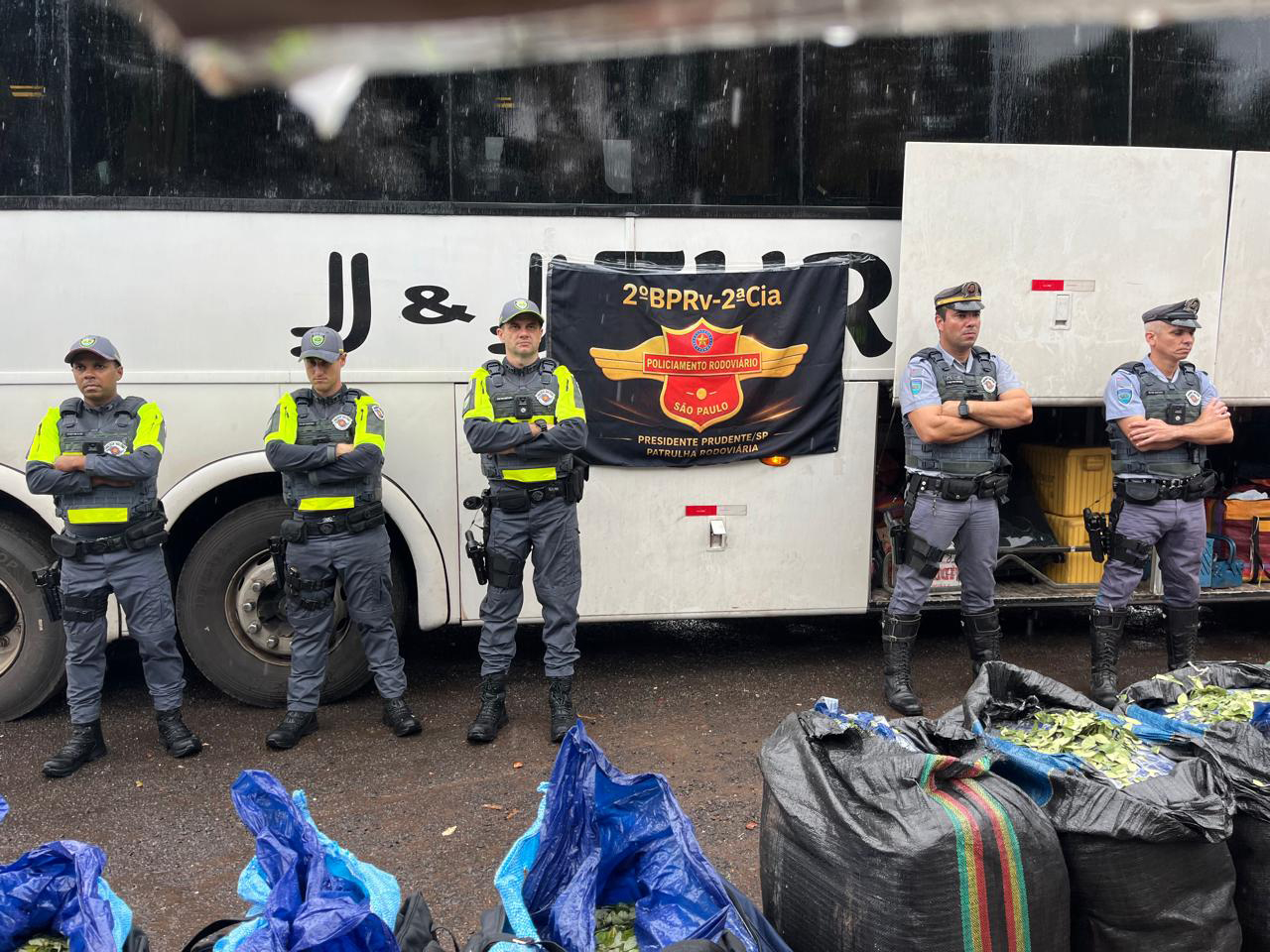 &Ocirc;nibus com passageiros bolivianos que saiu de Corumb&aacute; foi interceptado no Estado de SP com 746 kg de folhas de coca