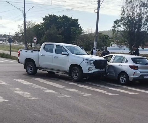 Mulher fica ferida no braço provocado por estilhaços após colisão entre carros no bairro Aeroporto em Corumbá
