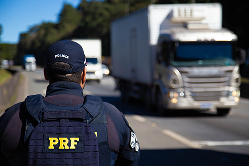 No Dia do Caminhoneiro, PRF divulga aumento no índice de mortes em sinistros de trânsito que envolveram caminhões nas rodovias federais