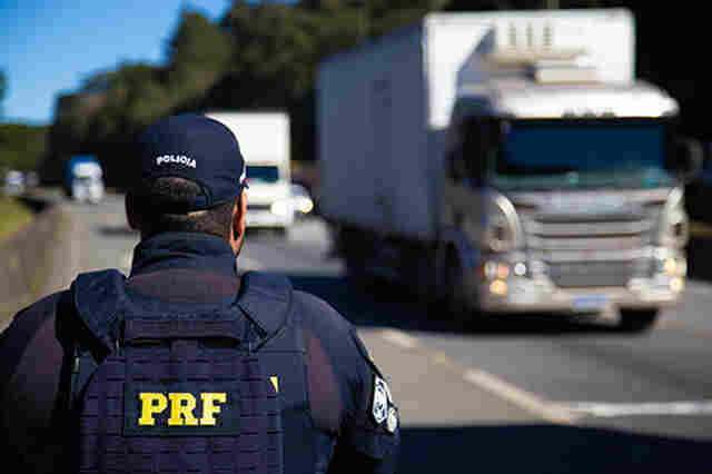 No Dia do Caminhoneiro, PRF divulga aumento no &iacute;ndice de mortes em sinistros de tr&acirc;nsito que envolveram caminh&otilde;es nas rodovias federais