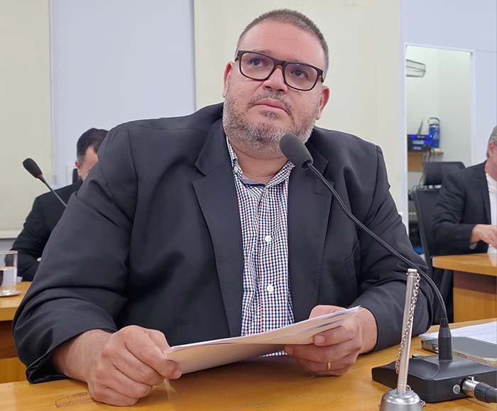 Atendendo pedido dos moradores Jovan cobra provid&ecirc;ncias para conter processo erosivo na &aacute;rea urbana entre os bairros Dom Bosco e Generoso