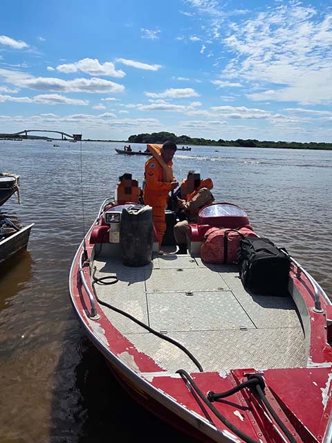 Bombeiros realizam resgate fluvial de duas alunas de escola rural no Pantanal em Corumbá