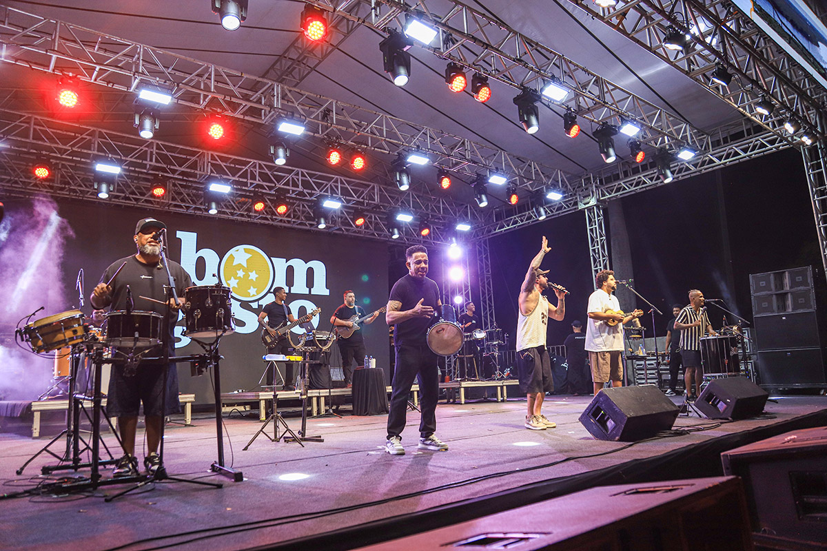 Bom Gosto re&uacute;ne multid&atilde;o em show de comemora&ccedil;&atilde;o pelos 248 anos de Corumb&aacute;