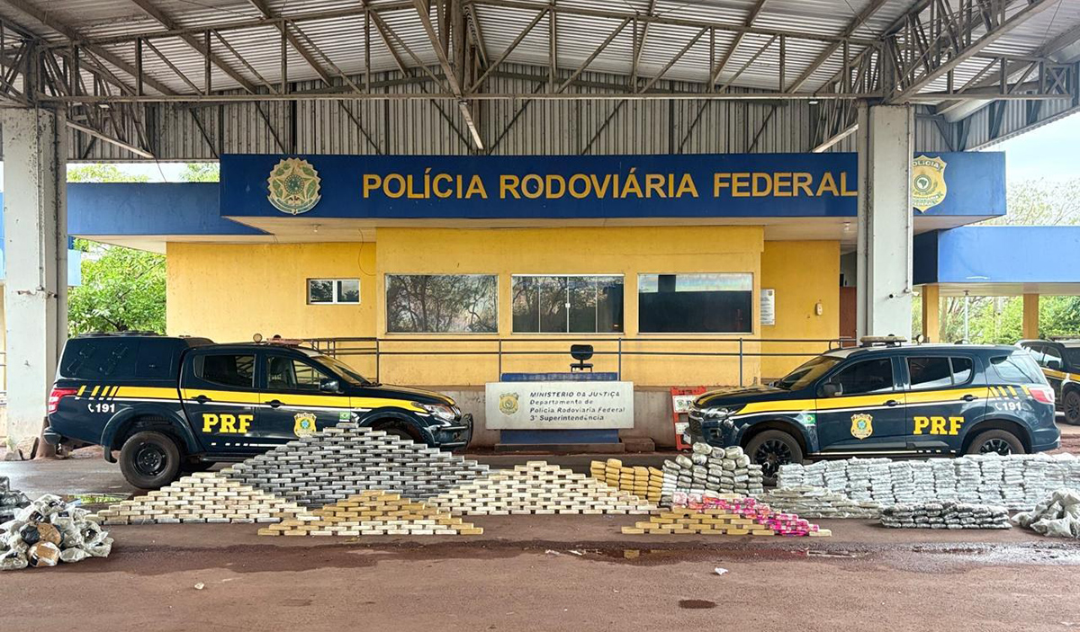 PRF apreende quase uma tonelada de drogas escondida entre minério de ferro durante fiscalização na BR-262