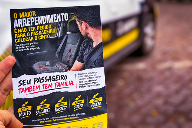 AGETRAT realiza a&ccedil;&atilde;o educativa sobre uso do cinto de seguran&ccedil;a