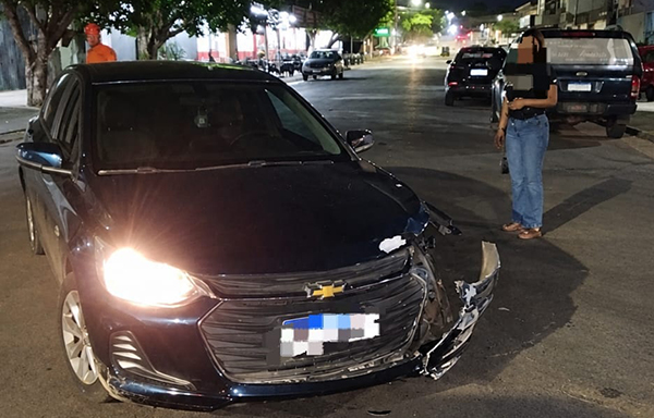 Colisão entre carro e motocicleta deixa jovem ferida e com sinais de fraturas no Centro de Corumbá