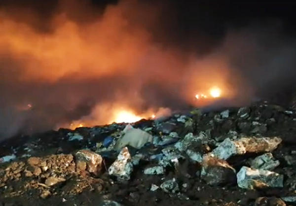 Corpo de Bombeiros combate incêndio de grandes proporções no aterro sanitário de Corumbá
