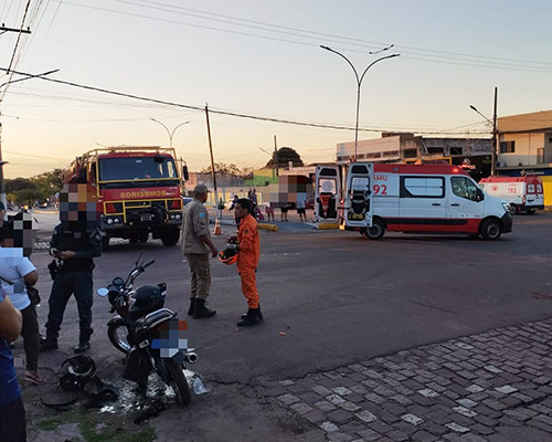 Três pessoas ficam feridas após colisão entre duas mortos no centro de Ladário