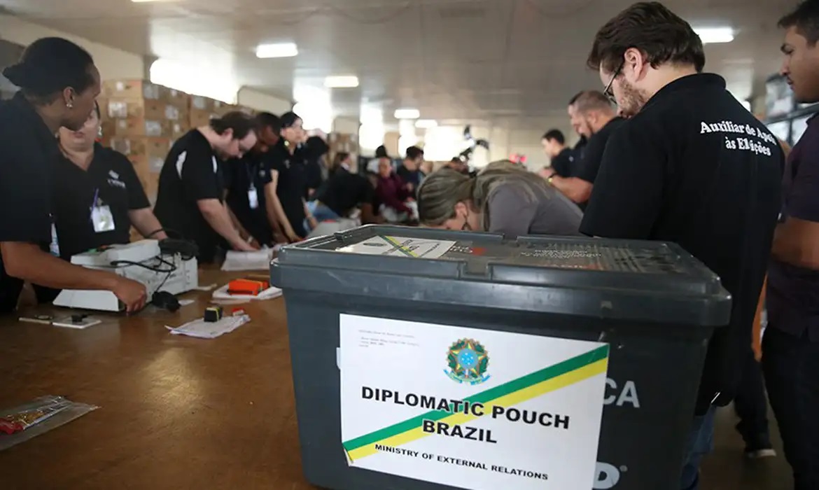 Quase 1 milhão de brasileiros no exterior poderão votar nas eleições. Número de eleitores fora do país cresceu 358% desde 2010