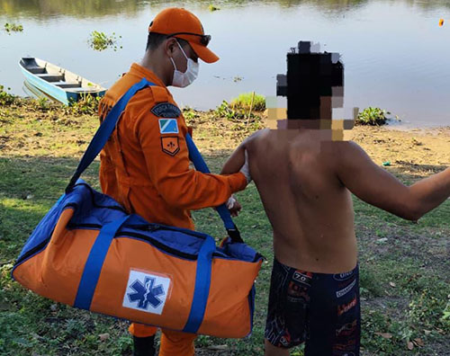 Homem de 31 anos é socorrido após princípio de afogamento ao se assustar com ariranhas no Canal do Tamengo