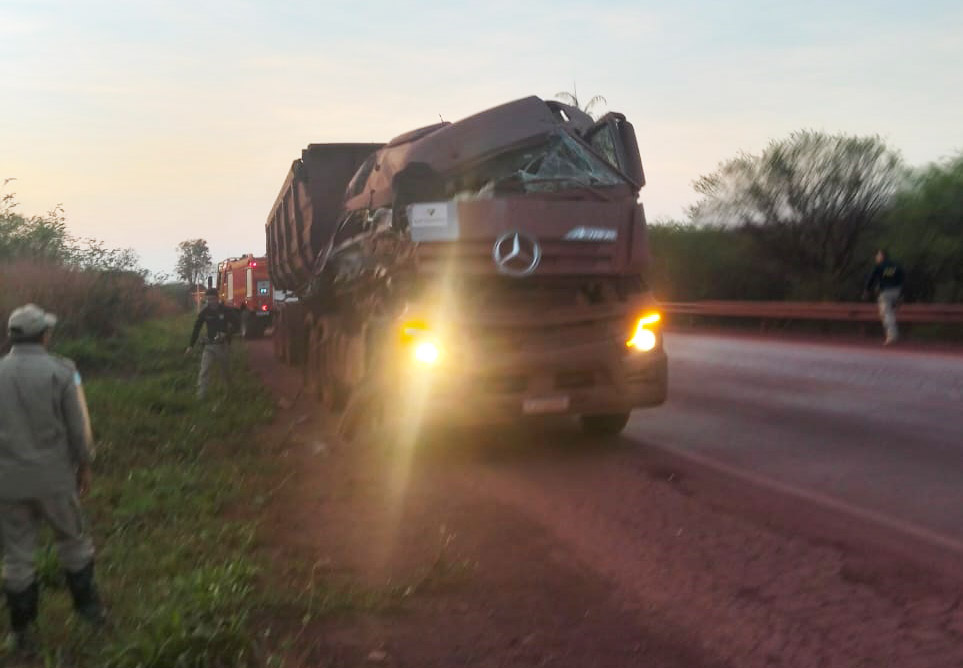 Motorista sobrevive a grave acidente entre carretas na BR-262 Corumbá