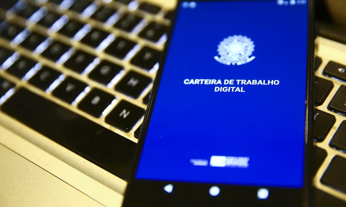  Taxa de desemprego cai para 5,3%, a menor para o trimestre at&eacute; agosto. Mercado de trabalho atingiu recorde de ocupados e carteira assinada
