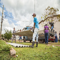 Prefeitura entrega telhas a moradores do Residencial Flamboyant 2 ap&oacute;s temporal