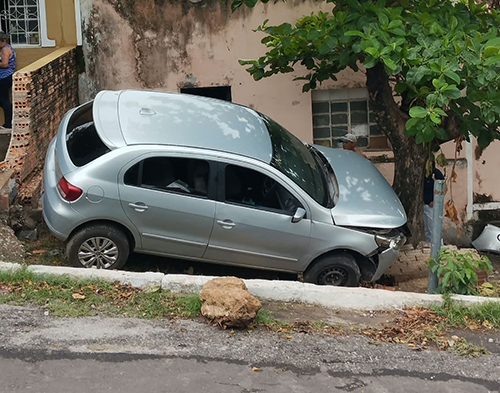 Ve&iacute;culo colide contra mureta e &aacute;rvore no Centro de Corumb&aacute;, ap&oacute;s falha no freio